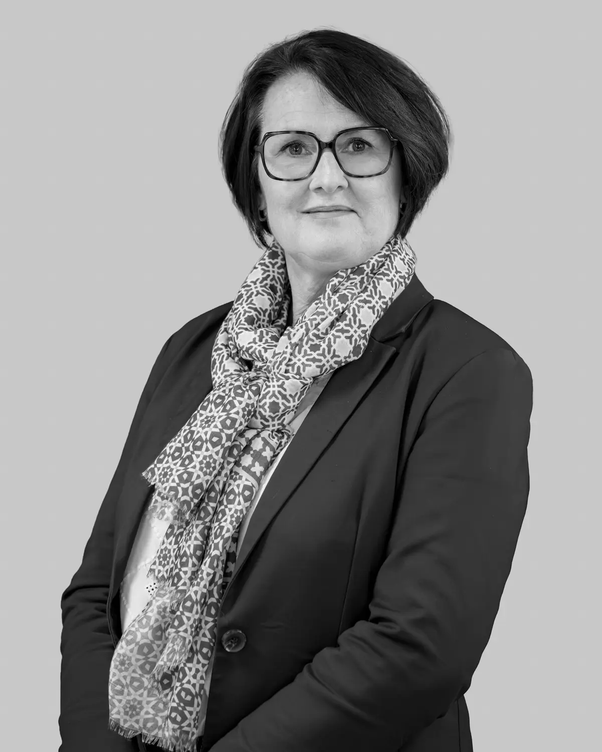Portrait professionnel noir et blanc d'une collaboratrice à lunettes — BLH Photographie